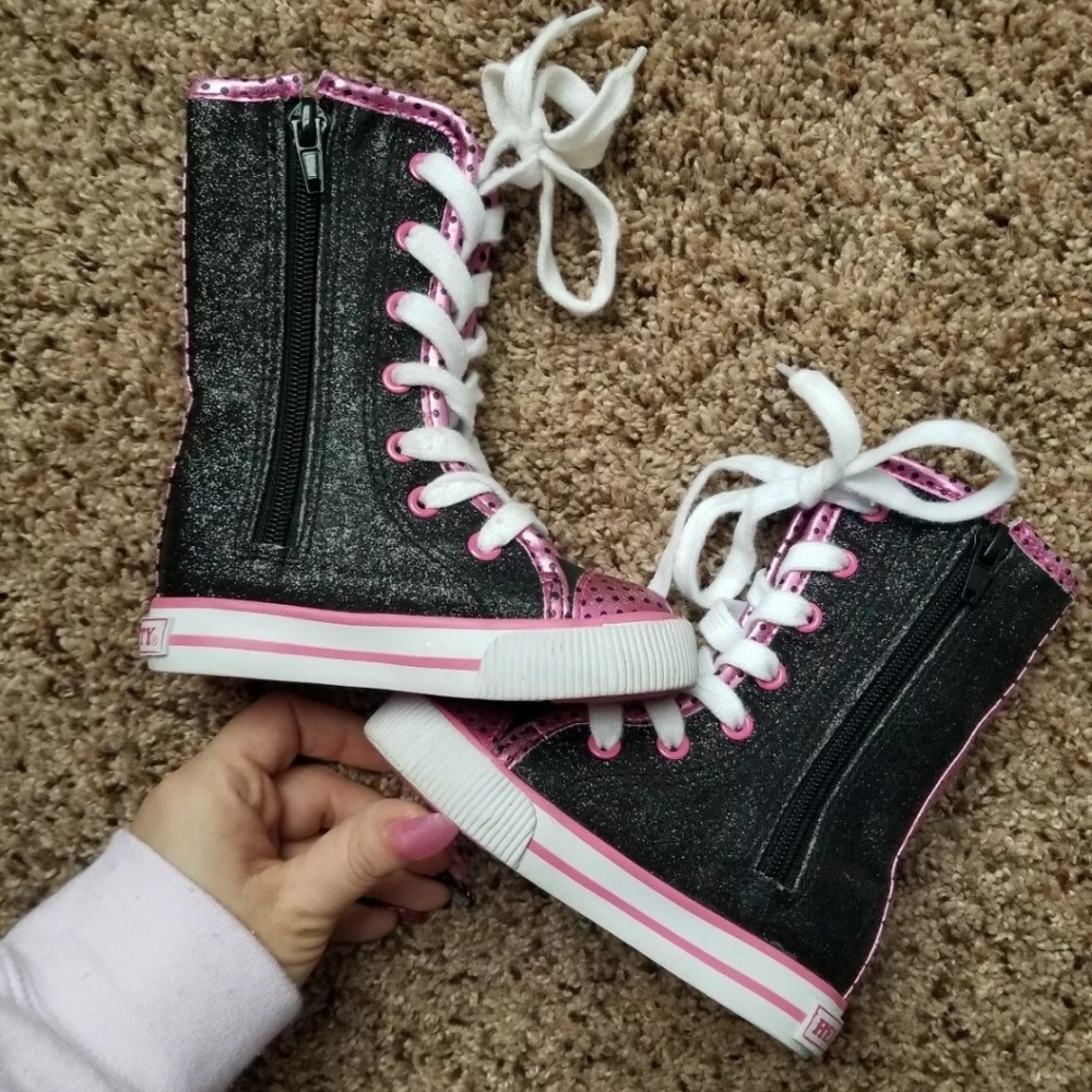 Size 6 toddler hello kitty glitter sneaker boots - Picture 3 of 6